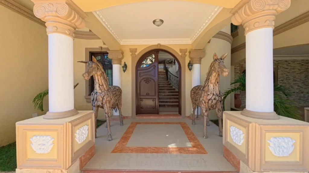 Fachada principal de una villa en venta en Puerto Plata, República Dominicana.